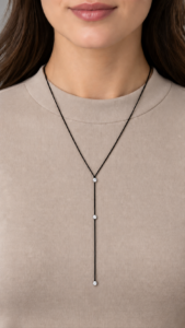 Colier Handmade cu 3 Cristale Swarovski Dispuse în Model V pe Șnur Negru Reglabil – Eleganță Geometrică