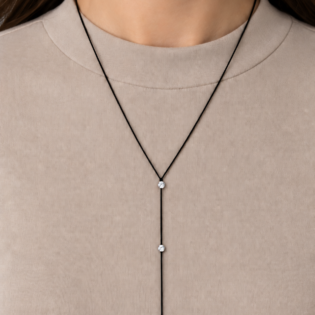 Colier Handmade cu 3 Cristale Swarovski Dispuse în Model V pe Șnur Negru Reglabil – Eleganță Geometrică