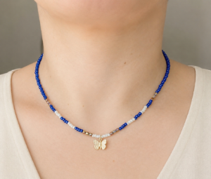 Colier Handmade cu Miyuki Albastre, Albe și Aurii și Pandantiv Fluture – Transformare și Libertate