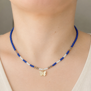 Colier Handmade cu Miyuki Albastre, Albe și Aurii și Pandantiv Fluture – Transformare și Libertate