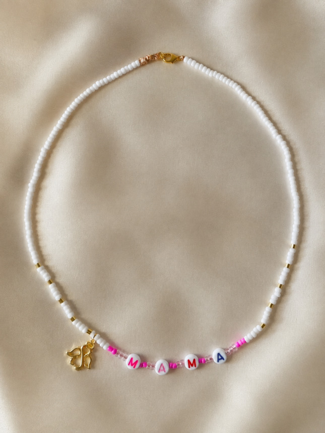Colier Handmade cu Miyuki Aurii și Roz și Pandantiv Inscripția „Mama" Placat Aur 24K – Cel Mai Frumos Titlu