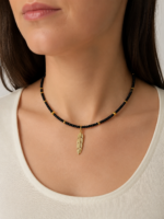Colier Handmade cu Miyuki Negre și Aurii și Pandantiv Pană Aurie – Libertate și Eleganță