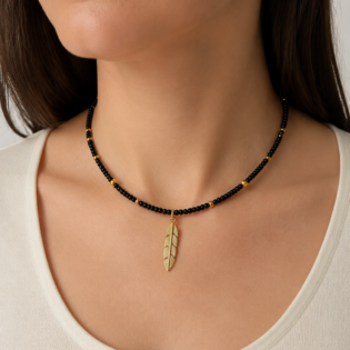 Colier Handmade cu Miyuki Negre și Aurii și Pandantiv Pană Aurie – Libertate și Eleganță