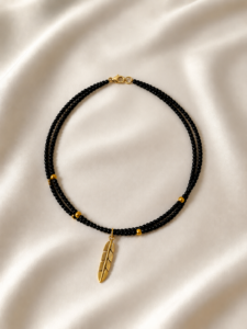 Colier Handmade cu Miyuki Negre și Aurii și Pandantiv Pană Aurie – Libertate și Eleganță