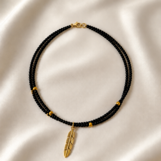 Colier Handmade cu Miyuki Negre și Aurii și Pandantiv Pană Aurie – Libertate și Eleganță