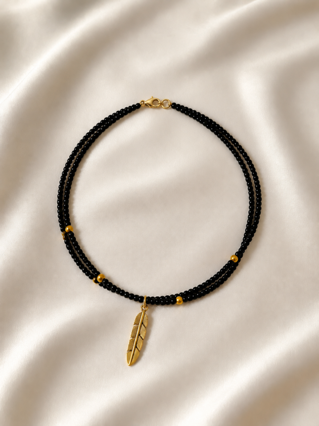 Colier Handmade cu Miyuki Negre și Aurii și Pandantiv Pană Aurie – Libertate și Eleganță