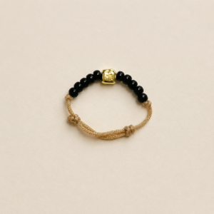 Inel Handmade cu Șnur Reglabil, Miyuki Negre și Pandantiv Cub – Geometrie Purtată la Deget