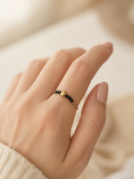 Inel Handmade cu Șnur Reglabil, Miyuki Negre și Pandantiv Stelută Aurie – Discret și Feminin