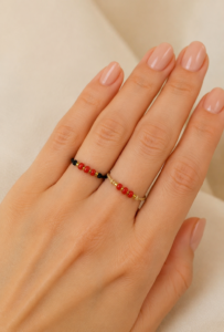 Inel Handmade cu Șnur Reglabil și Mărgele Miyuki Roșii Placate cu Aur 24K – Pasiune la Deget