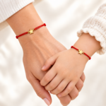 Set 2 Brățări Handmade Mama și Fiică cu Pandantiv Stea Aurie pe Șnur Roșu Reglabil – Același Cer, Aceeași Stea