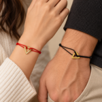 Set 2 Brățări Handmade Cuplu cu Triunghi Auriu – Șnur Negru pentru El, Șnur Roșu pentru Ea