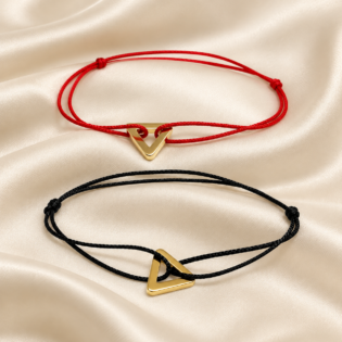 Set 2 Brățări Handmade Cuplu Cu Triunghi Auriu – Șnur Negru Pentru El, Șnur Roșu Pentru Ea